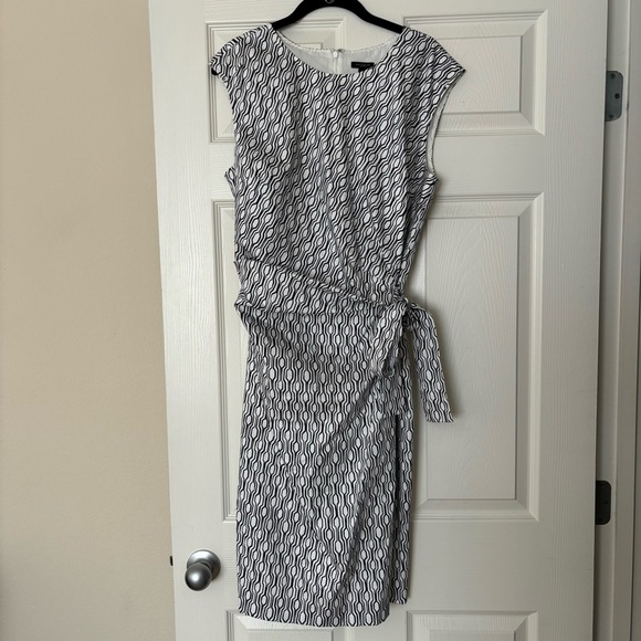 Ann Taylor Dresses & Skirts - Ann Taylor Sheath White/Black Geometric Print Dress Size 14 NWT